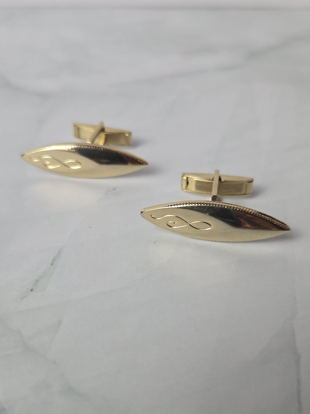 Vintage Mens Elongated Oval Gold-toned Unsigned Cufflinks With Design 50-60s Era